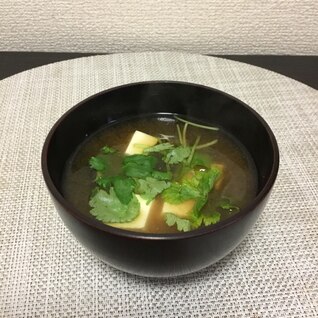 三つ葉たっぷり♡豆腐の味噌汁